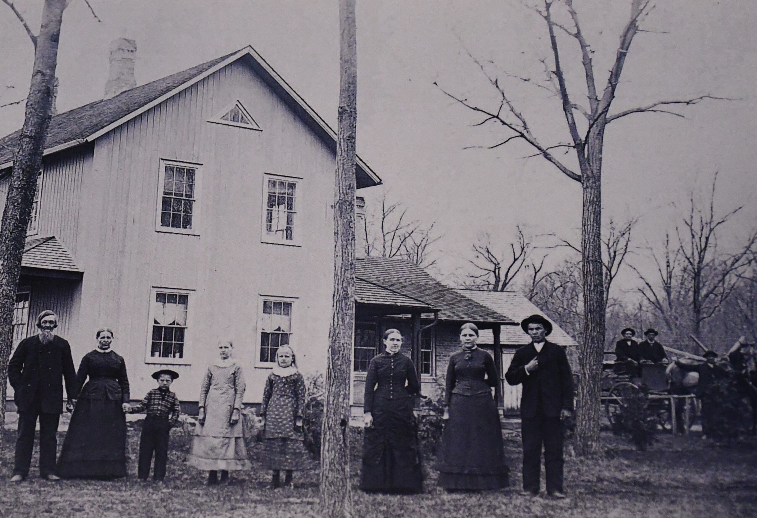 Familjen Peterson framför huset i Carver County
